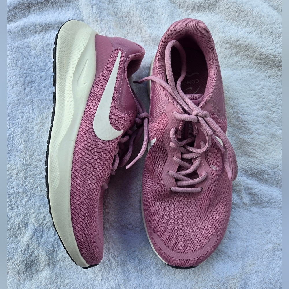 Nike Women's Pink and White Athletic Shoes